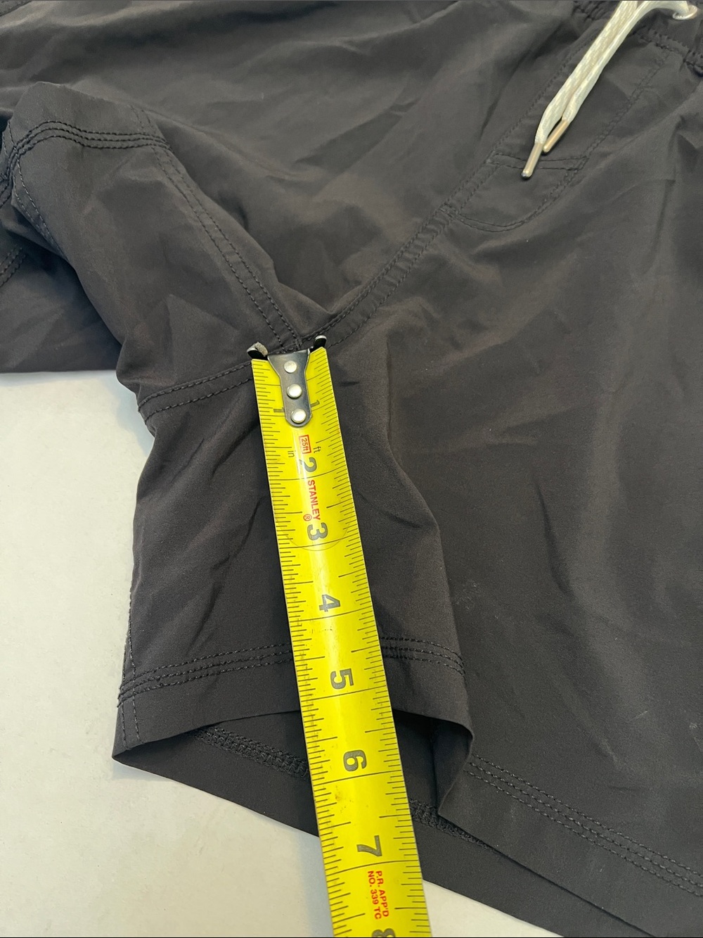 Vuori Men Size XL Kore 5 Inch Lined shorts Black Athleisure V367 active - Picture 11 of 14